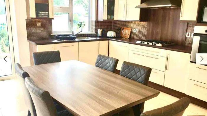 Shangri-La Large Family Townhouse free carpark