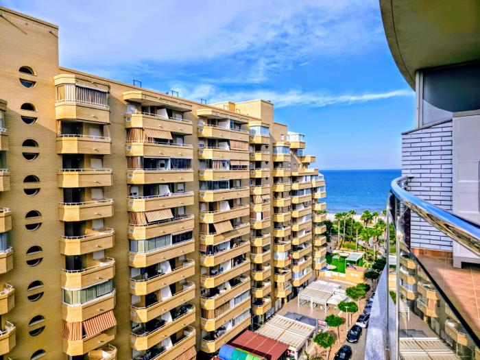 Elegante Apartamento con Terraza, Piscina, Garaje, Playa
