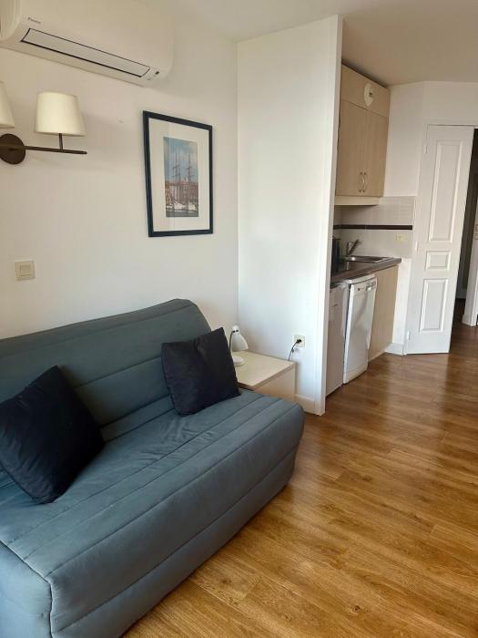 Renoir 252 - Appartement rez-de-jardin type F2 - Petite vue mer