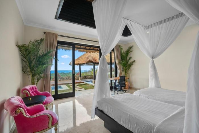 Lux 3BR Villa with Ocean Views, Pool & Full Kitchen