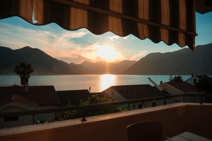Amazing 2 BR Retreat with Kotor Bay View