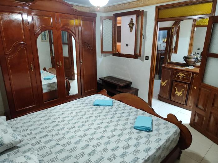 شقة توجد وسط مدينة طنجة و تتوفر على كامل التجهيزات الضرورية خاصةبالعائلات