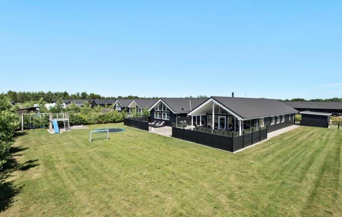 8 Bedroom Cozy Home In Nørre Nebel