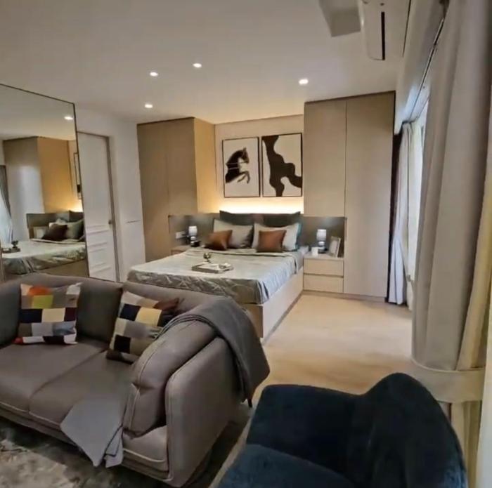 Neon - Royal Nest Aerotel with Pvt Balcony -1 km from Airport