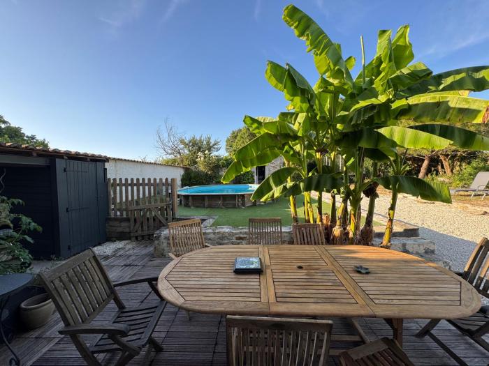 Marais Inn, maison typique avec piscine et jardin arboré, 10 kms Niort