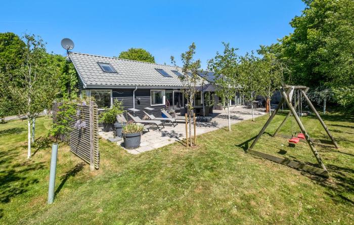 Beautiful Home In Tisvildeleje
