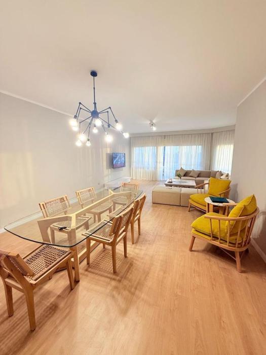 3BR Duplex with Rooftop Oasis in the Heart of Einbay