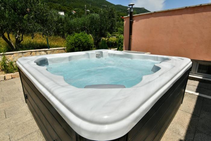 Oasis of peace with jacuzzi