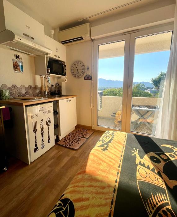 Studio climatisé avec terrasse coucher de soleil ménage compris pour 2 à 3 personnes dans un grand parc arboré au calme avec double piscine au sel et parking privé protégé