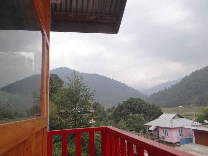 Sangti Valley Ngoedrup Wooden Cottage
