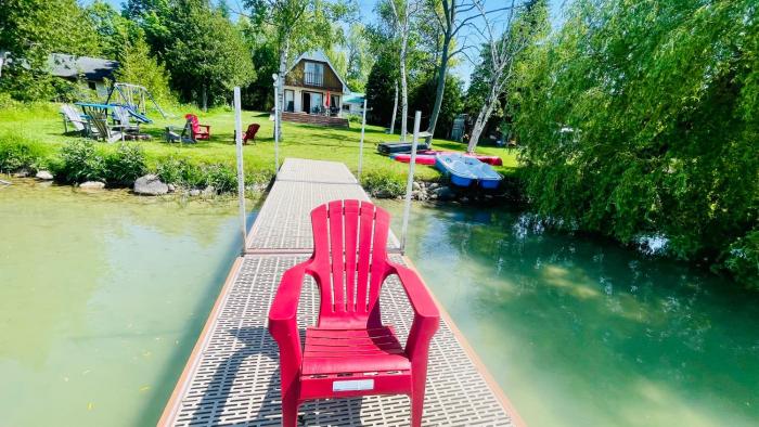 Cozy Lakefront Cottage - Canoeing, Fishing, Swimming & Firepit