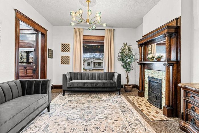 Modern Victorian sleeps 6