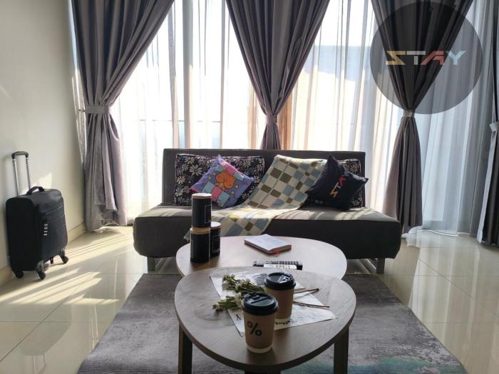 GM Couple Cozy Sunny Pool View Netflix BySTAY