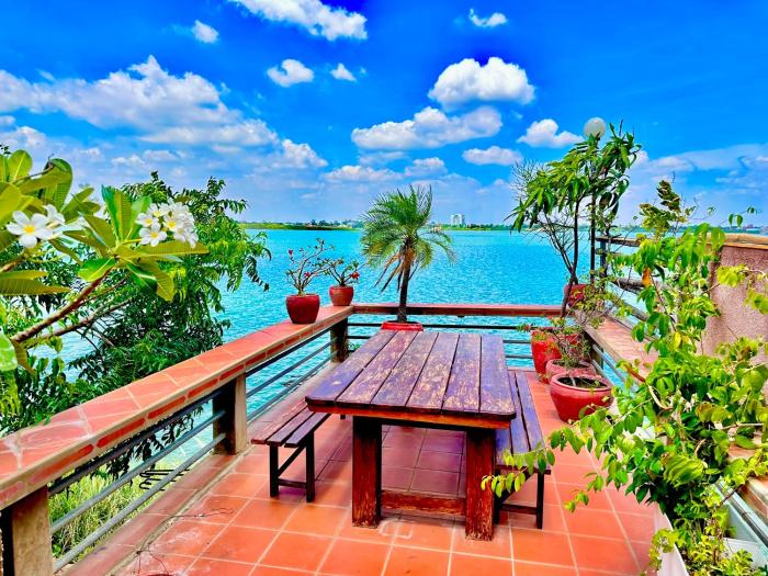 River side garden house