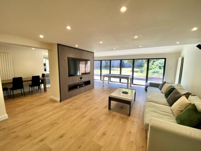 Luxury 5 Bedrooms House in Milton Keynes