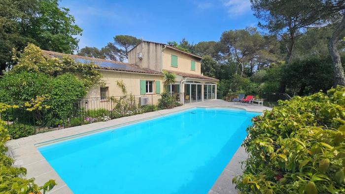 Villa climatisée avec piscine pour 9 personnes