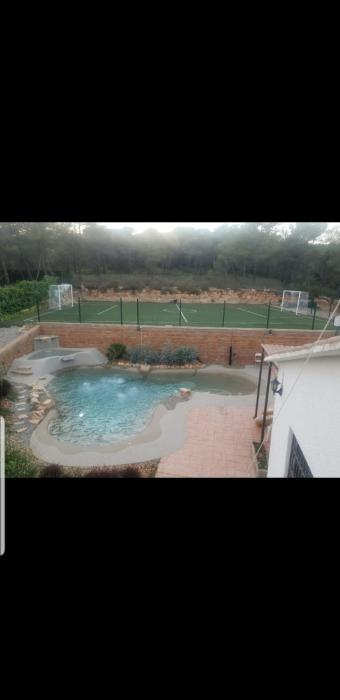 Casa chalet rustica con piscina y campo de futbol