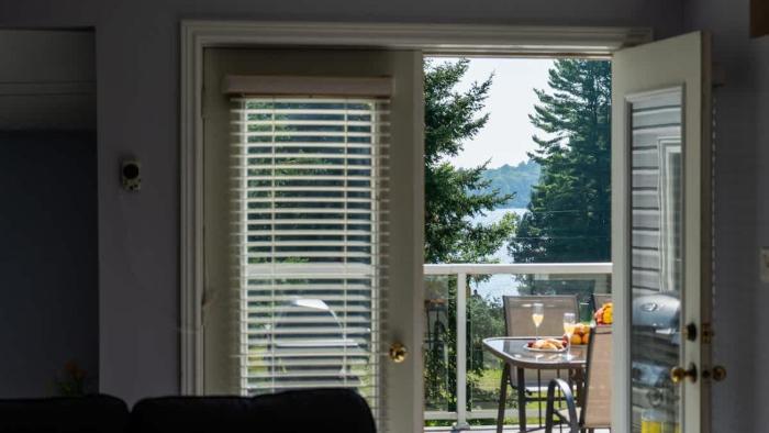 Muskoka Lakefront 4-bdrm Guest House