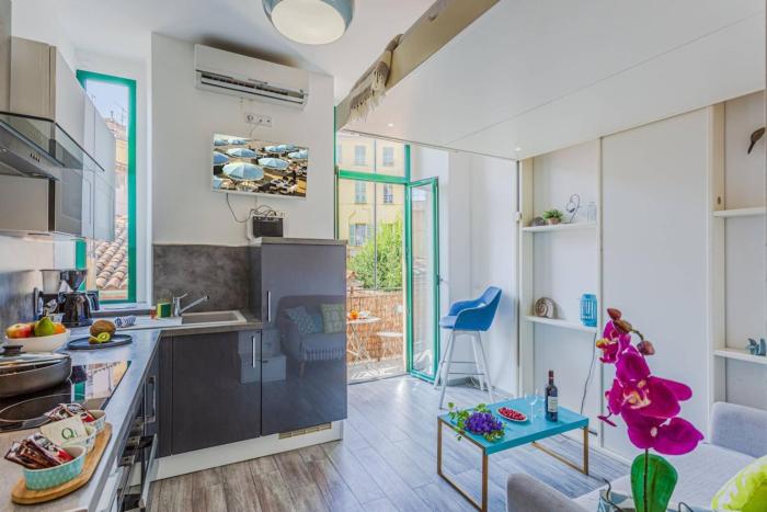 CASSINI - Balcony - AC - Garibaldi Square