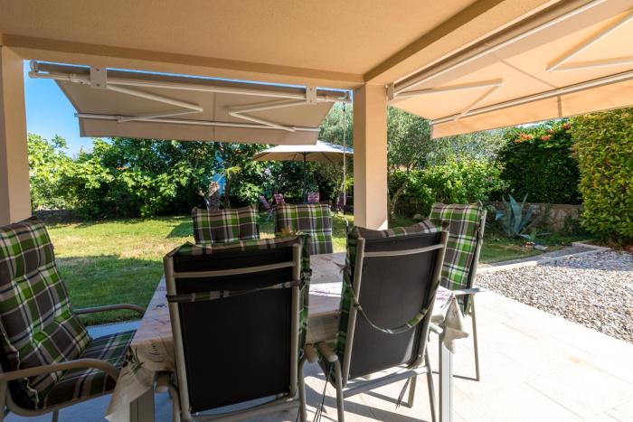 Apartment Mija with garden