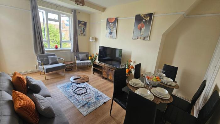 Cozy Vauxhall Nest-3 BDR flat, balcony, Tube, free Parking and lift- Perfect for Business, Tourist & long stay