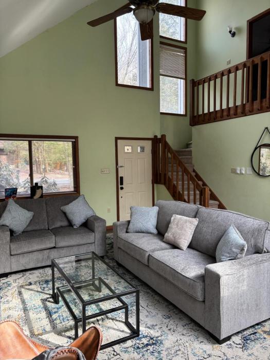 Cozy Retreat in Scenic Poconos