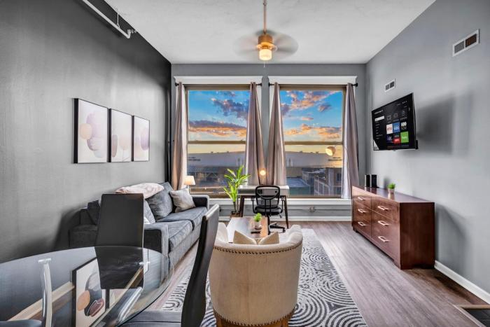 Downtown Cleveland Loft Near CSU, Playhouse, Arena