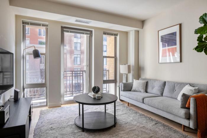 Clarendon 1br w pool nr restaurants bars WDC-799
