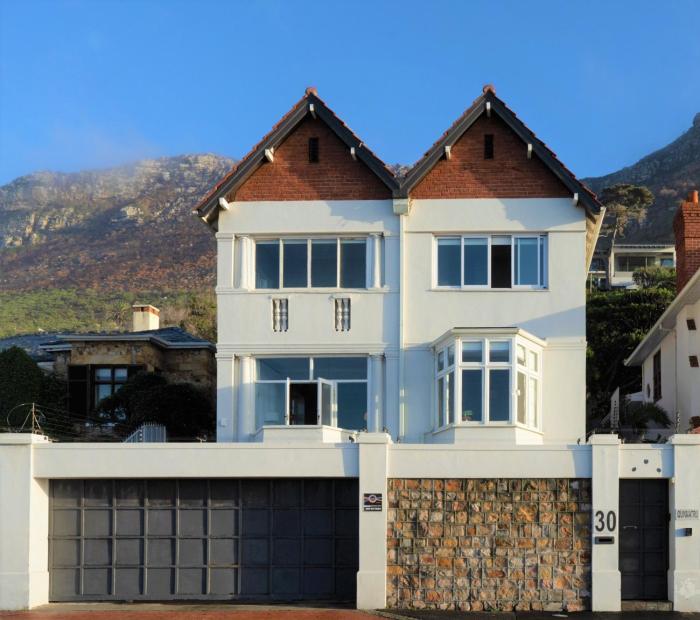 The Quinmatro, with pool and garage