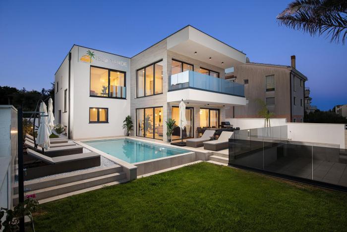 Villa Isla Verde for 10 people with private pool & sauna only 10 meters from the sea