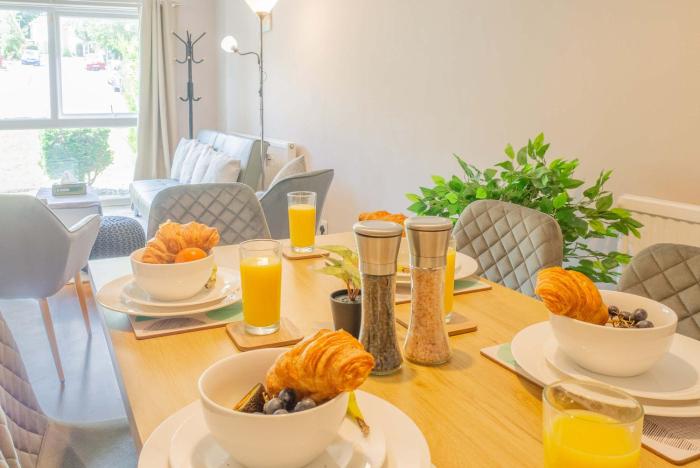 Spacious 4-Bedroom House in Guildford with Free Parking