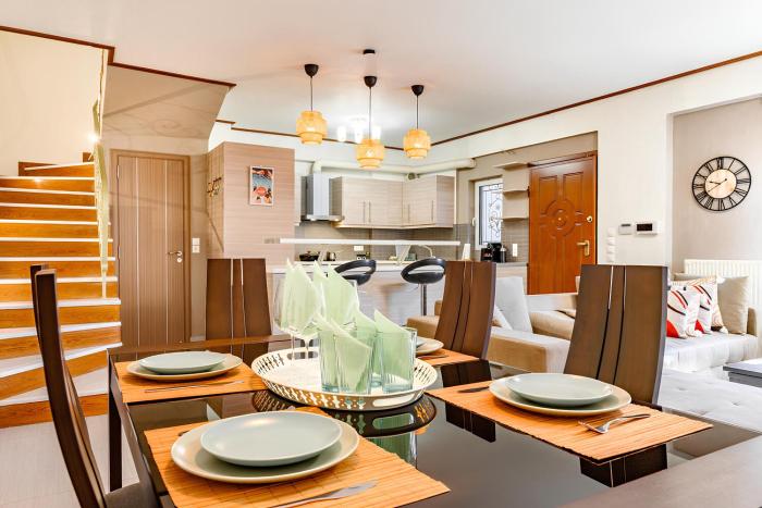 Lovehome - 4BD Villa with views-15mins to airport,10mins to MEC ΑΕ- 2mins to bus stop ,10mins to Suburban Railway on foot