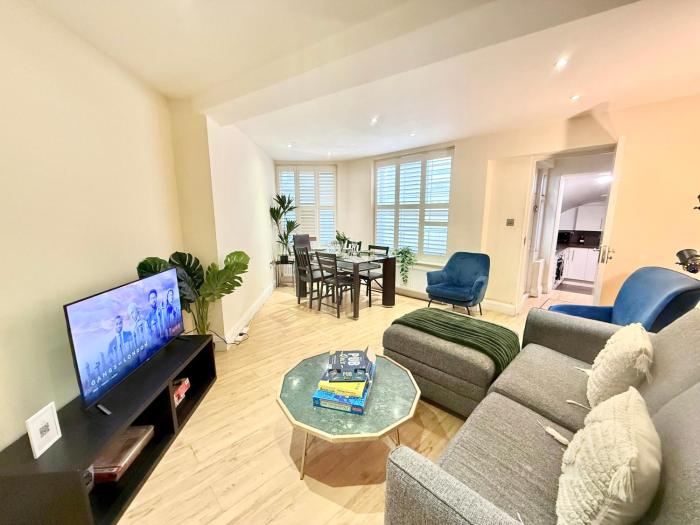 3-Bedroom Apartment with private Terrace in Pimlico, Westminster & Victoria by NourNest Apartments
