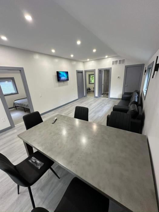 Cozy 4-Bedroom Cottage #2 in Innisfil
