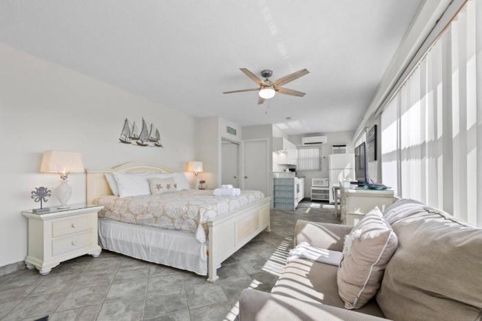 Beachfront with views, grill, pool & parking