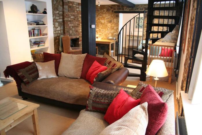 Stylish 4Bed Cottage with parking near town and beach