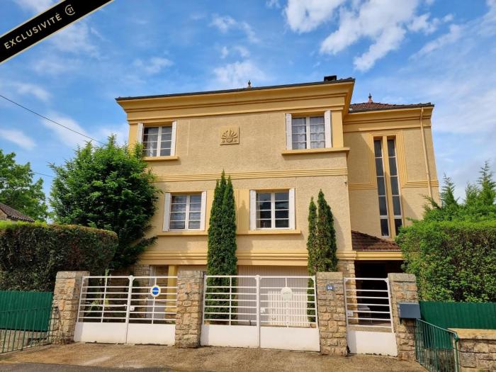 Maison Largesse, 2 bed apartment & 5 minute walk to central Sarlat, parking & garden
