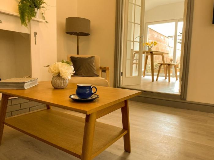 Modern 2Bed Garden Apartment in Heart of Penarth