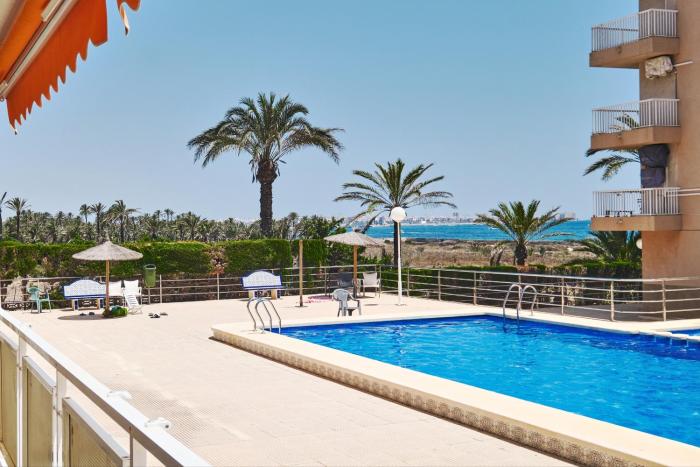 Apartamento 2 dormitorios garaje y piscina junto al mar