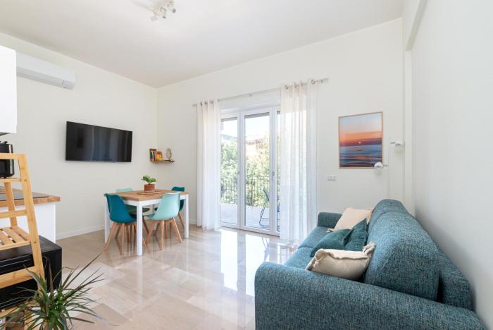 MediterraneaHouse Train Close By