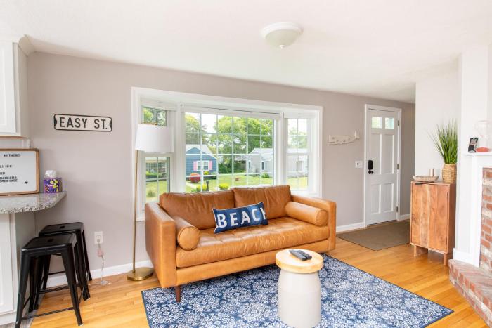 Cape Cod Cottage by Leavetown Vacations