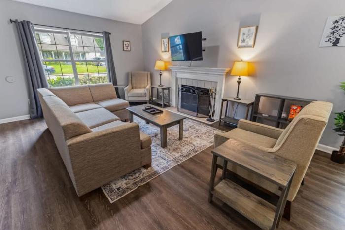 Near Downtown, Parks, Dining! Laid-Back on Leghorn