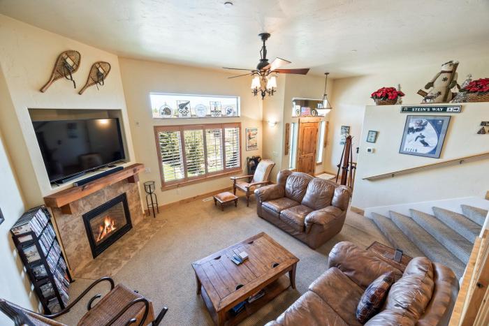 Iconic Location, Sleeps 11, Short drive to Ski and Bike Access, Private Hot Tub, View of Olympic Park