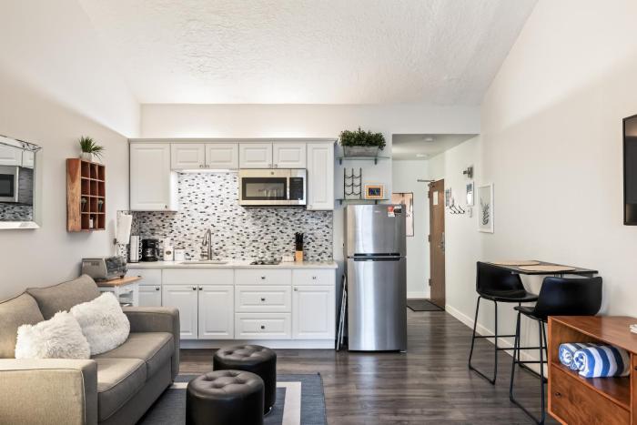 Chic Studio, Sleeps 2, Walk to Dining and Skiing, Shared Pool, Hot Tub, and Tennis