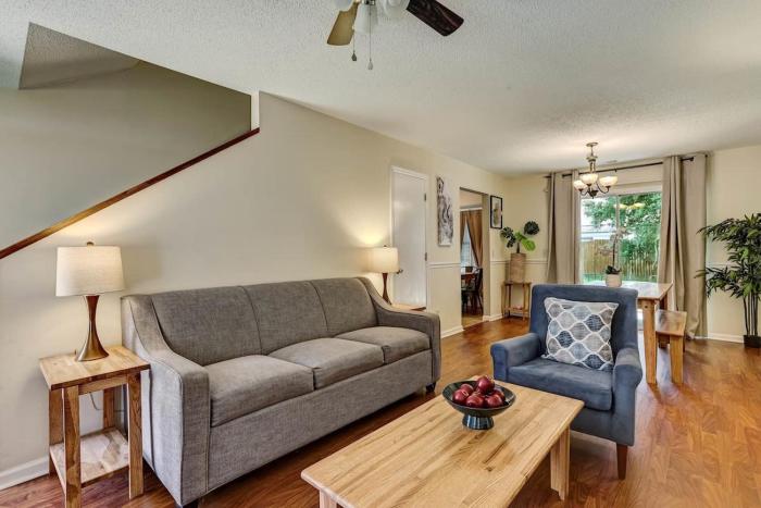 Laurelwood Group Escape with Pool & Fenced Yard