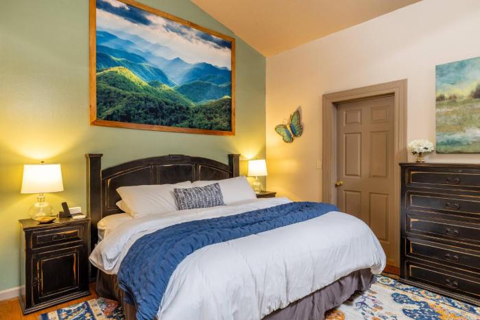 Super Cute! Hot Tub, Fully Stocked, Great Location