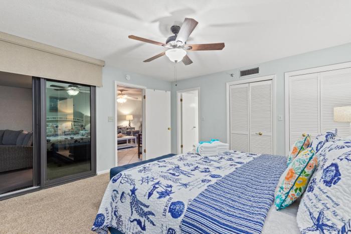 Beachfront Bliss! 2BR 2BA Stunning views! Sleeps 8! Beach Chair Service!