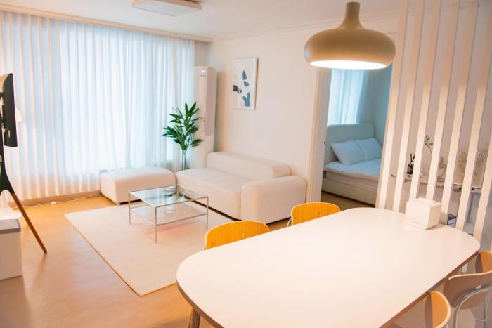 New open sale Haebangchon stay Itaewon Myeongdong Hongdae Insadong Gyeongbokgung palace