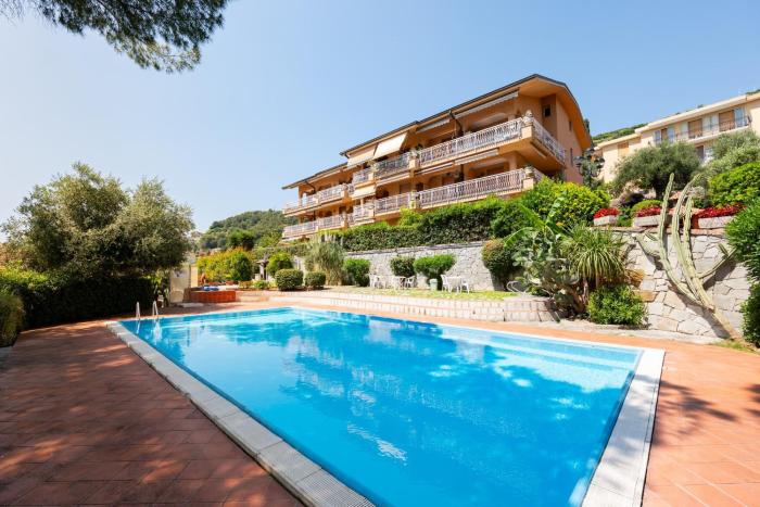 GuestHost - Bordighera Terrace APT with Parking & Shared Pool
