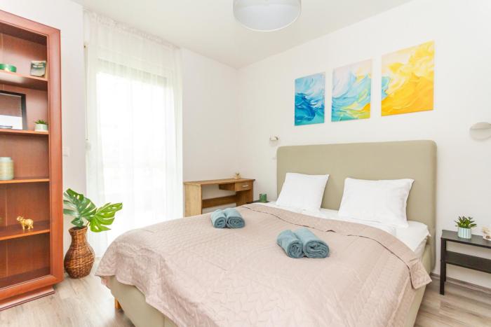 2BR Lakeside Haven w AC by NW